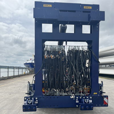 Nahaufnahme eines blauen DOLL-Transportmoduls mit geordneten Kabeln und Karabinern an einem Hafen.