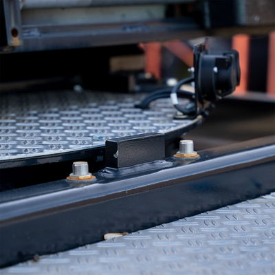 Nahaufnahme eines Sensorik- und Warnsystems an einem DOLL-Schwertransportmodul mit Metallplattform und Verkabelung.